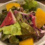 伊庵 - オレンジ、新鮮な野菜のサラダ♪