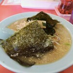 ラーメンショップ - 「ネギラーメン 並盛」(¥900-税込)です。ちょっとばっか「良いお値段」ですよねー。「半ライス」(¥100-税込)付けるのを躊躇(ためら)ってしまいました。(笑)