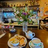 Kafe Mokuren No Ki - カウンターテーブル上の花と共にモーニングサービスを撮影