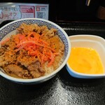 吉野家 - 生卵を溶き、牛丼には紅生姜と七味を振って準備完了w