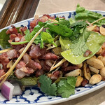 タイランドショップ - 豚骨のタイ風唐揚げ   カリカリのピーナッツ、カリカリの豚肉、カリカリのコブミカンの葉、全てがミックスされて最高のビールのアテ！