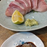 みつぼ - ブリ腹造り(店主オススメ食べ方、大根おろし、ワサビ、醤油投入でスダチを混ぜ合わせてブリに載せて食す、最高)