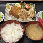 市場食堂 - アジフライと鶏唐揚げセット（まぐろブツ付）　1,200円