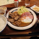 つるかめ食堂 - 日替わり定食(豚肉味噌焼き+ハムエッグ)+納豆追加