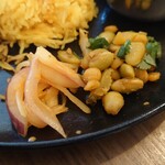 Kare To Biriyani To Osake Tabiru - 豆、タマネギ