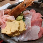 佐海たちばな - 海鮮丼　海老や卵焼き、ガリの下にも、お刺し身がイッパイ