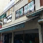 ダンボ - ボロボロの外観。2階です。