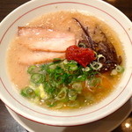 麺ダイニング・福 - 博多豚骨ラーメン「赤」\ 550　あっさりした豚骨スープで僕の好みでした！