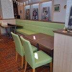 NICOLAO Coffee And Sandwich Works - 細長い店内に、テーブル席がいくつかあります。