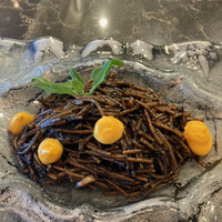 MASIA - ランチMijtdia６０５０円。烏賊と鱈のフィデウア。イカ墨を使ったフィデウアです。しっとりした麺が魚介の旨いを吸い込んで、地味ですが素晴らしい味わいです（╹◡╹）
