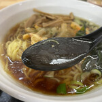 中華食堂 東魁 - あっさりめの醤油スープ　天ぷら風味の油が美味