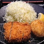 Tonkatsu Mitsuya - とんかつ三矢 ＠千駄木 みつや定食のたっぷりの千切りキャベツが添えられる厚切りロースかつと玉子フライ