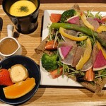 庭カフェ KULA - 山盛りサラダのガレット