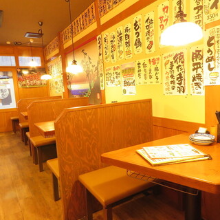 壁に貼ってあるおすすめお料理や銭湯の壁画のような絵画も必見！
