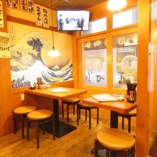 店内は優しい明さでどこか懐かしい雰囲気を感じさせます。