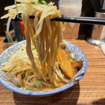 ラーメン燈郎 - もっちりとした歯応え。少し柔らかいような気がしますが麺が太めなので、これはこれで良しですね。
            スープも絡んで、旨い‼️(● ˃̶͈̀ロ˂̶͈́)੭ꠥ⁾⁾