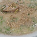 長浜ラーメン 一心亭 - ごま振って…チャーシュー厚い(^^)