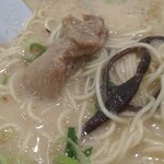 長浜ラーメン 一心亭 - キクラゲ…と、軟骨みたいなチャーシューが1個あった(^^)