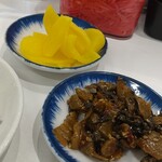 長浜ラーメン 一心亭 - サービスの沢庵と辛子高菜♪