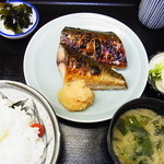 季節料理 魚竹 - 鯖塩定食：定食のご飯とみそ汁はお替り自由（二杯目の味噌汁は具が代わります）