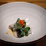 温石 - 漁師さんが戻るのを仁王立ちで待って、選り抜いたエボ鯛。そんじょそこらのえぼ鯛と訳が違うそう。時々見せるこの自信、惚れてまう♡近くで取れた春菊と自家製柚子胡椒、黄身醤油。最高すぎた、これも温石さんならではの一品。