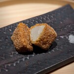 温石 - 磐田の海老芋のおかき揚げ。目の前の巨大アカザ海老に目がいって、途中で口を開いたまま止まってしまう。アッと思ったら、ご一緒様もあんぐりと止まっていた(笑)　海老芋美味しいです。静岡の海老芋は本当にシルキーです。