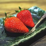 温石 - 安倍川のきらぴ香と紅ほっぺ。柔らかくジューシー。移動はできない完熟苺でドーピング並みに甘い。手に入らないのが悲しい。