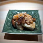 温石 - 近くで取れた椎茸にアカザ海老の味噌をかけて。