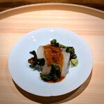 温石 - 朝捕れの真烏賊。肝のソースとプチヴェールの素揚げを一緒に頂くと、烏賊の甘み、肝の深み、ほろ苦いプチヴェールが驚くハーモニー♪こういうお料理に凄みを感じる。