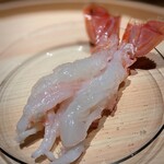 温石 - 巨大赤座海老の焼きしゃぶ。お皿からはみ出るサイズはお初。尻尾を持ちあげてパクリと。プリップリで甘い～♡