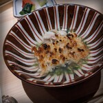 温石 - 蛤出汁のせんべい汁。最初にお出汁を張って、焼きあがったご飯を割っていれると、ジュッと言う音とともに香ばしい香りが広がる。視覚・聴覚・嗅覚・味覚を一気に味わう傑作です。