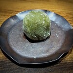 温石 - 目の前でアッチッチの春菊餅で包む、大福。濾し餡も出来立ての薫り立つ大福です。