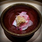 温石 - 白ミル貝と赤カブの胡麻酢和え。白ミルは炭火で炙って皮を剥く。こうすることで嫌な臭みは無くなり、貝の良い香りだけが残る。あま～い。