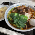 中国美食 親惠 - 牛バラ肉の辛子つゆそば＋炒飯