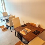 とろける牛ホホ専門店 cheek - １Fテーブル席