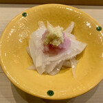 鮨処木はら - イカ刺し　生姜と辛み大根をのせて