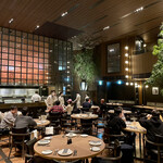 Peter Luger Steak House Tokyo - 店舗内観（2階のホール）