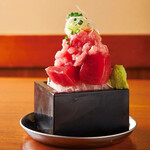 Tuna platter with tuna and green onions