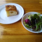 クッチーナ - セットのフォカッチャとサラダ