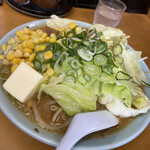 Baikouken - 味噌ラーメンにバターと野菜トッピング