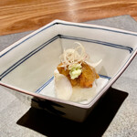 割烹 いそ崎 - 淡雪かん　　大和芋の叩いたものと、おろしたものを寒天で寄せて固めた豆腐仕立てのもの。
      上に生ウニ、出汁のジュレををかけて。
      わさび、ミョウガと百合根を添えて。