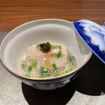 割烹 いそ崎 - 海老の蒸し物　 　実山椒のトッピングがいいアクセント。