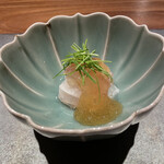 割烹 いそ崎 - グジの昆布締め
      　山口のグジ、間に蕪の甘漬け。お酢と鰹節のジュレをかけて