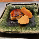 割烹 いそ崎 - 金目鯛　幽庵焼き
      　奥に自家製カラスミ、手前はクワイのお煎餅