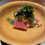 割烹 いそ崎 - メジマグロ
      新玉ねぎを自家製醤油とゆず胡椒のタレに漬けたものを載せて。上にクレソンとアオサノリのサラダ。