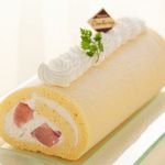 ティーラウンジ　ラ　フルール - 7月は「もものロールケーキ」です。まるごと1個の桃の果実入り。