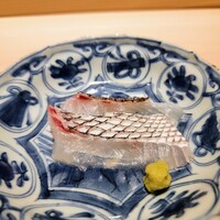 くるますし - 鯛、腹身と背身、皮を炙って