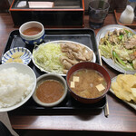 Uchuuken Shokudou - とんバラ定食、野菜いため、つけもの