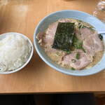 新ラーメンショップ - 味噌チャーシュー麺とライス小