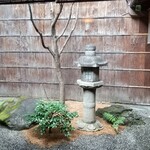 室町 和久傳 - 中庭灯篭